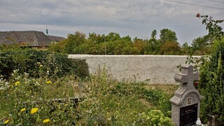 Opravená hřbitovní zeď