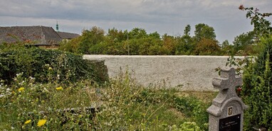 Opravená hřbitovní zeď Opravená hřbitovní zeď