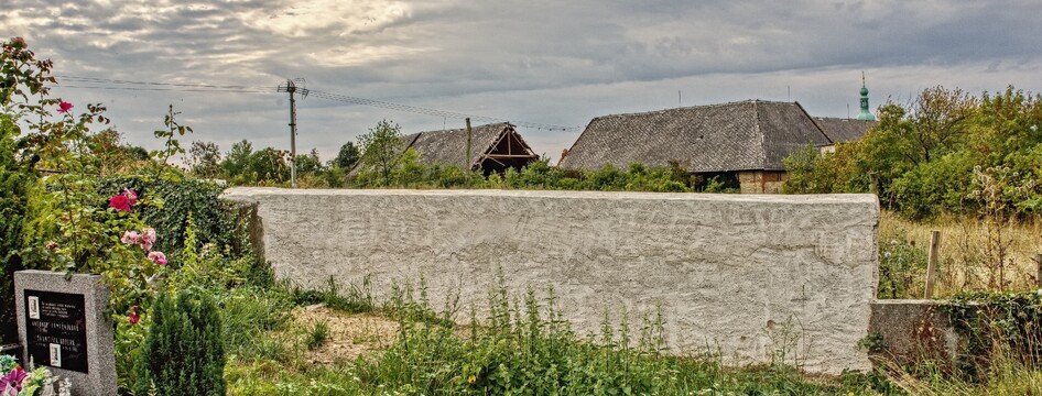 Opravená hřbitovní zeď Opravená hřbitovní zeď