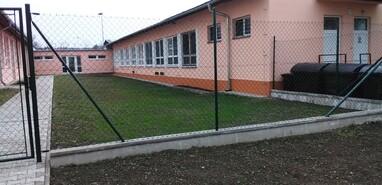 Školní jídelna z venku Školní jídelna z venku